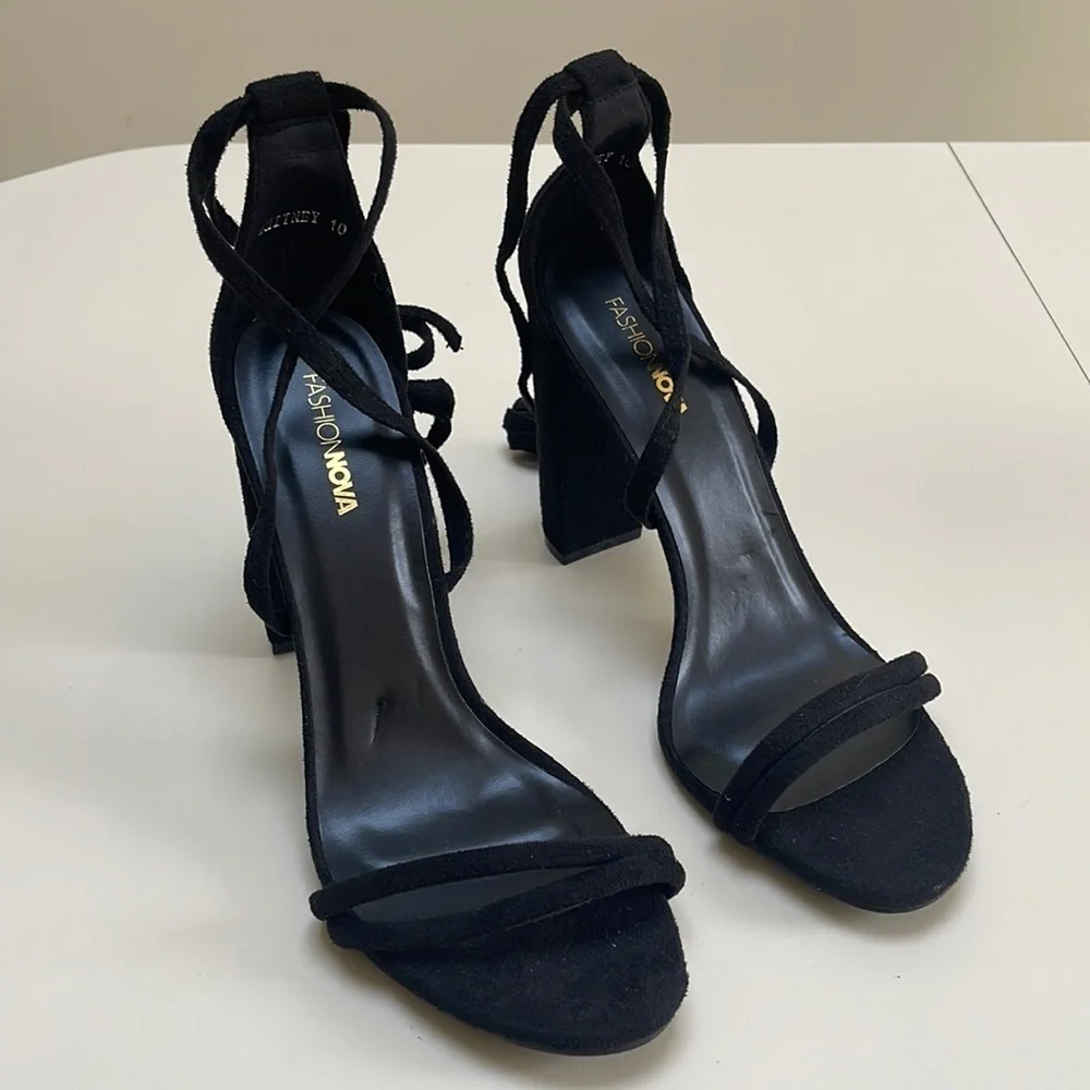 💜🤑 FASHION NOVA Whitney velvet Heels Size 10